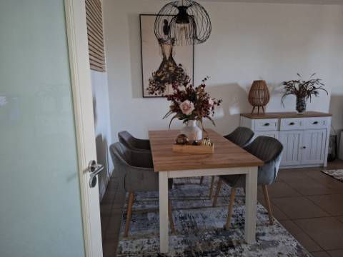 T1 com Vista Mar Permanente a 3 Minutos A Pé da Praia | Piscina, Garagem e Varanda