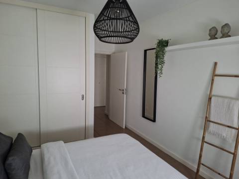 T1 com Vista Mar Permanente a 3 Minutos A Pé da Praia | Piscina, Garagem e Varanda