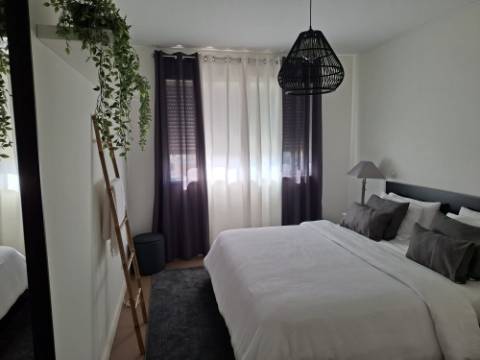 T1 com Vista Mar Permanente a 3 Minutos A Pé da Praia | Piscina, Garagem e Varanda