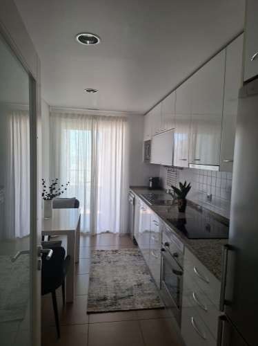 T1 com Vista Mar Permanente a 3 Minutos A Pé da Praia | Piscina, Garagem e Varanda