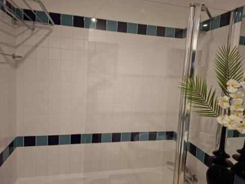 T1 com Vista Mar Permanente a 3 Minutos A Pé da Praia | Piscina, Garagem e Varanda