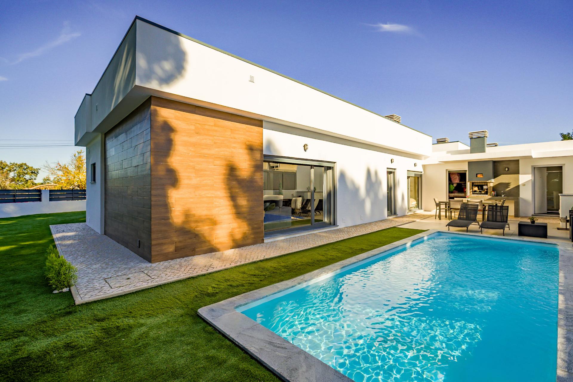 Moradia Térrea T4 de Elegância Contemporânea com Piscina e Jardim Privado Azeitão