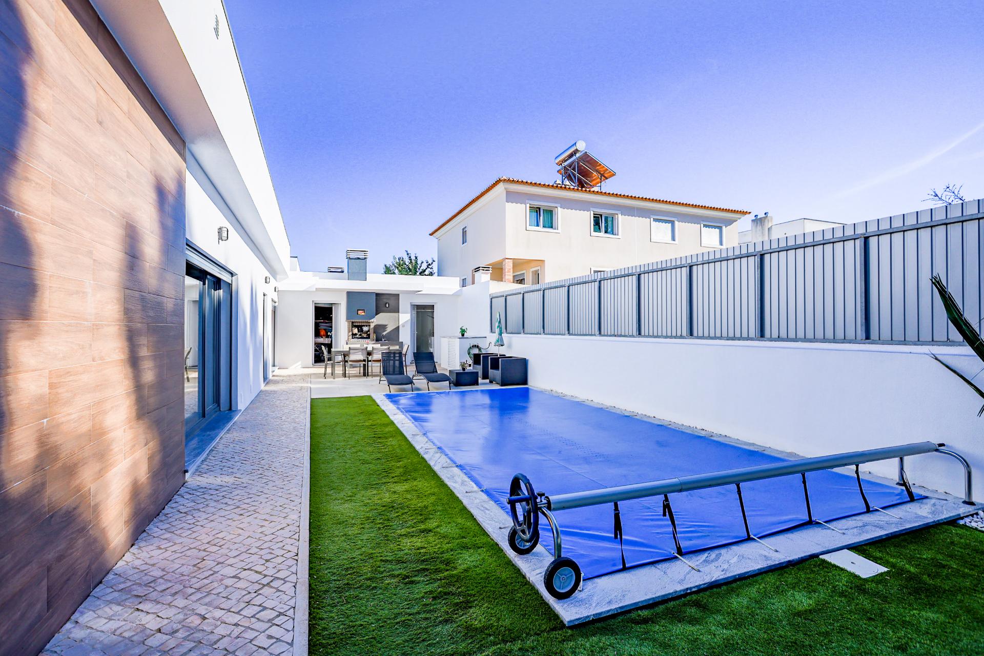 Moradia Térrea T4 de Elegância Contemporânea com Piscina e Jardim Privado Azeitão