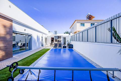 Moradia Térrea T4 de Elegância Contemporânea com Piscina e Jardim Privado Azeitão