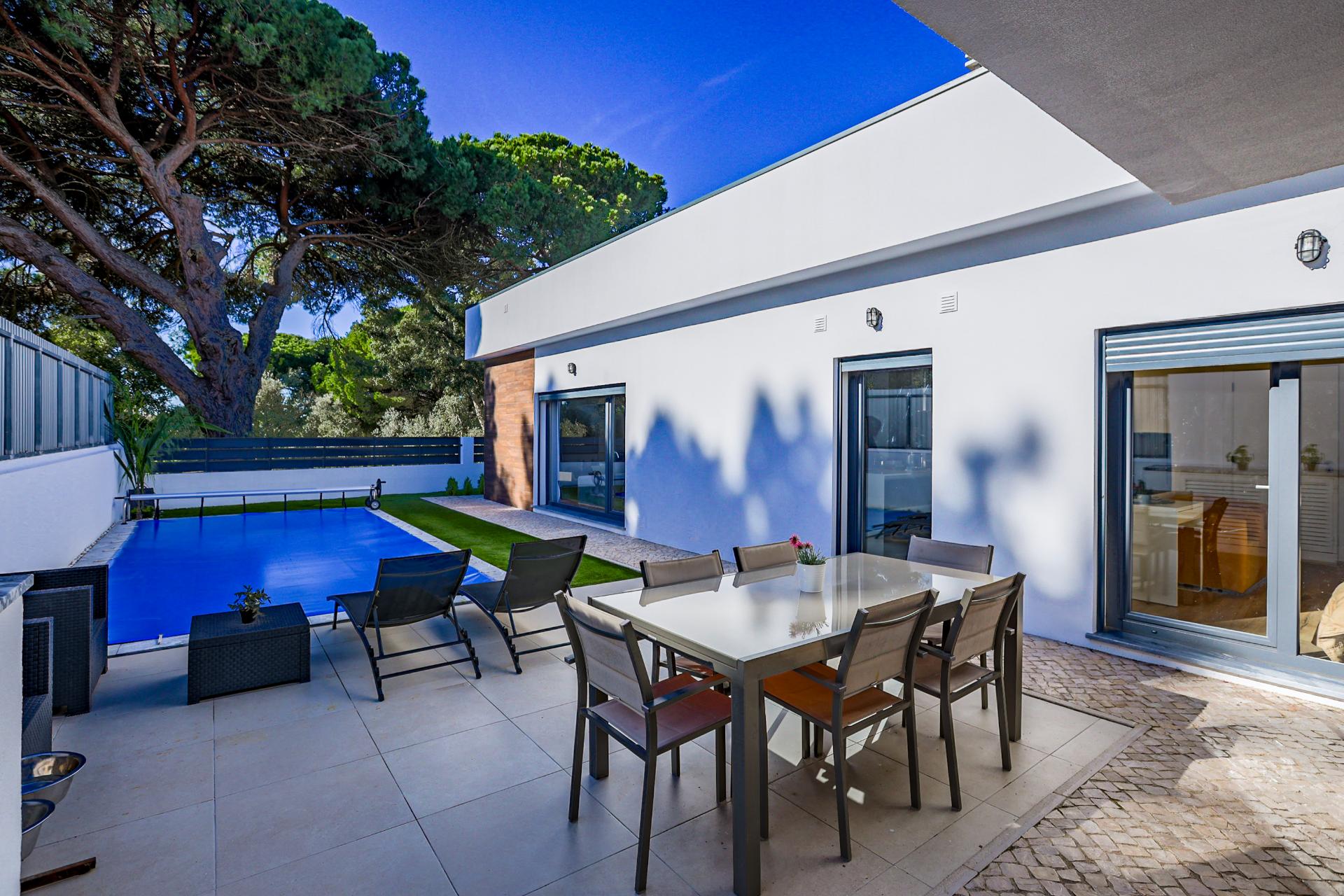 Moradia Térrea T4 de Elegância Contemporânea com Piscina e Jardim Privado Azeitão