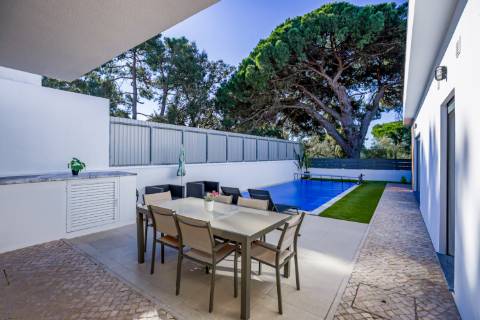 Moradia Térrea T4 de Elegância Contemporânea com Piscina e Jardim Privado Azeitão