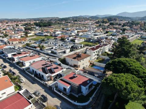 Moradia Térrea T4 de Elegância Contemporânea com Piscina e Jardim Privado Azeitão