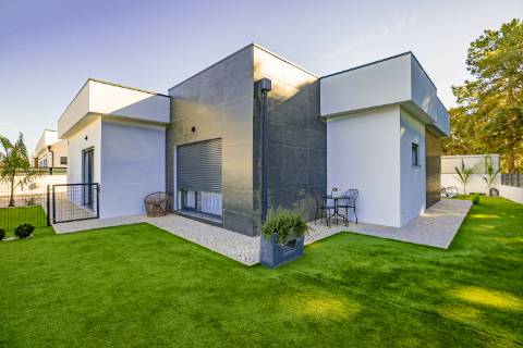 Moradia Térrea T4 de Elegância Contemporânea com Piscina e Jardim Privado Azeitão