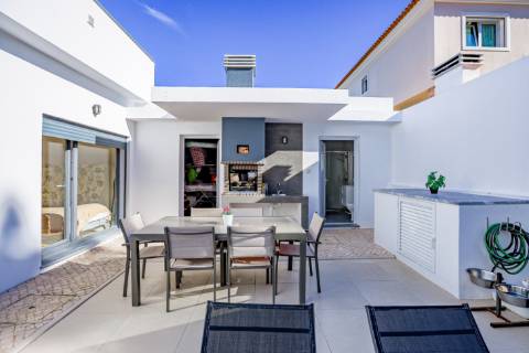 Moradia Térrea T4 de Elegância Contemporânea com Piscina e Jardim Privado Azeitão