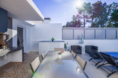 Moradia Térrea T4 de Elegância Contemporânea com Piscina e Jardim Privado Azeitão