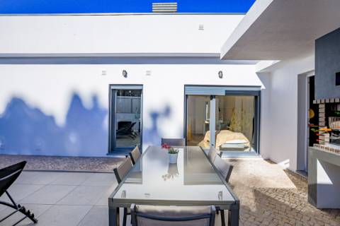 Moradia Térrea T4 de Elegância Contemporânea com Piscina e Jardim Privado Azeitão