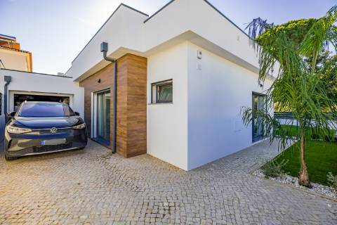 Moradia Térrea T4 de Elegância Contemporânea com Piscina e Jardim Privado Azeitão