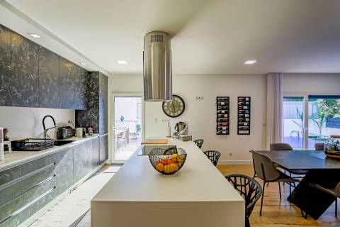 Moradia Térrea T4 de Elegância Contemporânea com Piscina e Jardim Privado Azeitão