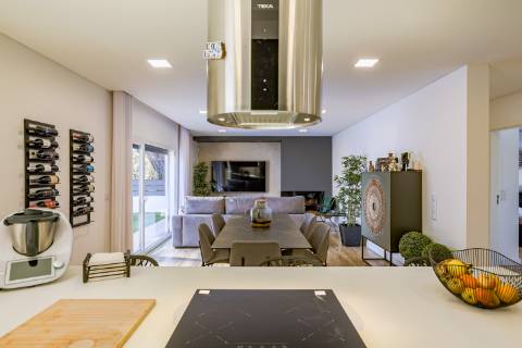 Moradia Térrea T4 de Elegância Contemporânea com Piscina e Jardim Privado Azeitão