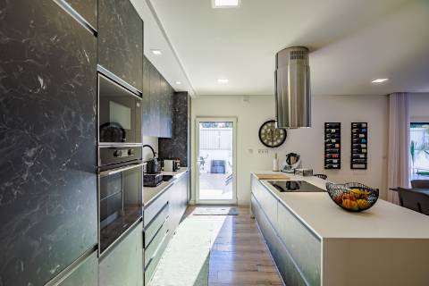 Moradia Térrea T4 de Elegância Contemporânea com Piscina e Jardim Privado Azeitão