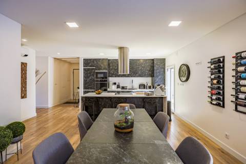 Moradia Térrea T4 de Elegância Contemporânea com Piscina e Jardim Privado Azeitão