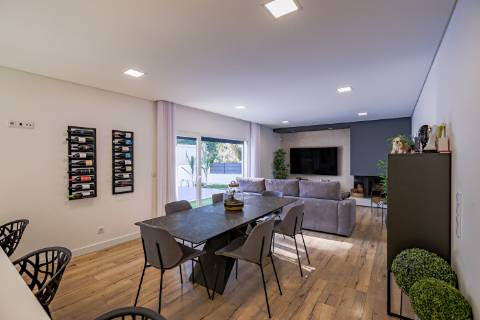 Moradia Térrea T4 de Elegância Contemporânea com Piscina e Jardim Privado Azeitão