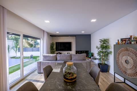 Moradia Térrea T4 de Elegância Contemporânea com Piscina e Jardim Privado Azeitão