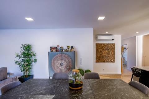 Moradia Térrea T4 de Elegância Contemporânea com Piscina e Jardim Privado Azeitão