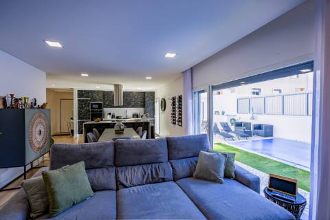 Moradia Térrea T4 de Elegância Contemporânea com Piscina e Jardim Privado Azeitão