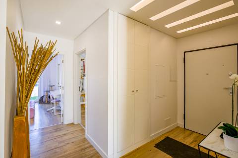 Moradia Térrea T4 de Elegância Contemporânea com Piscina e Jardim Privado Azeitão