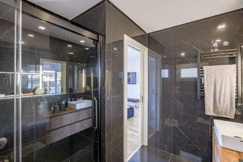 Moradia Térrea T4 de Elegância Contemporânea com Piscina e Jardim Privado Azeitão