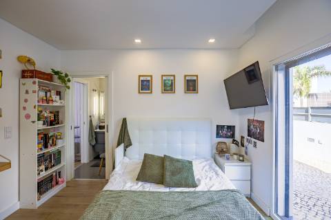 Moradia Térrea T4 de Elegância Contemporânea com Piscina e Jardim Privado Azeitão