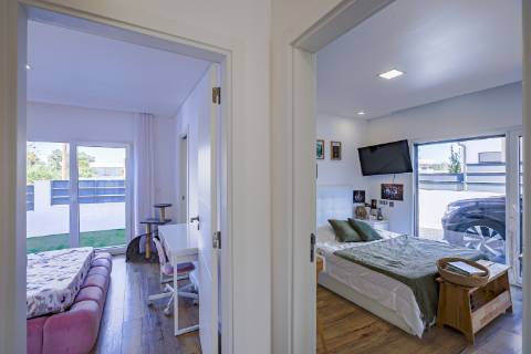 Moradia Térrea T4 de Elegância Contemporânea com Piscina e Jardim Privado Azeitão