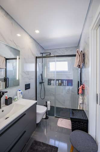 Moradia Térrea T4 de Elegância Contemporânea com Piscina e Jardim Privado Azeitão