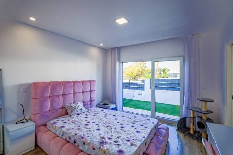 Moradia Térrea T4 de Elegância Contemporânea com Piscina e Jardim Privado Azeitão