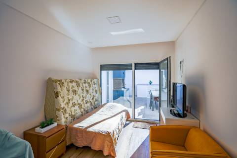 Moradia Térrea T4 de Elegância Contemporânea com Piscina e Jardim Privado Azeitão