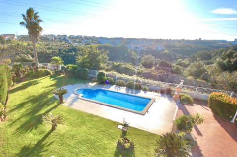 Nobre Duplex T4 em Condomínio de Referência em Cascais com Piscina, Amplos Jardins e Garagem Box, Próximo das Praias