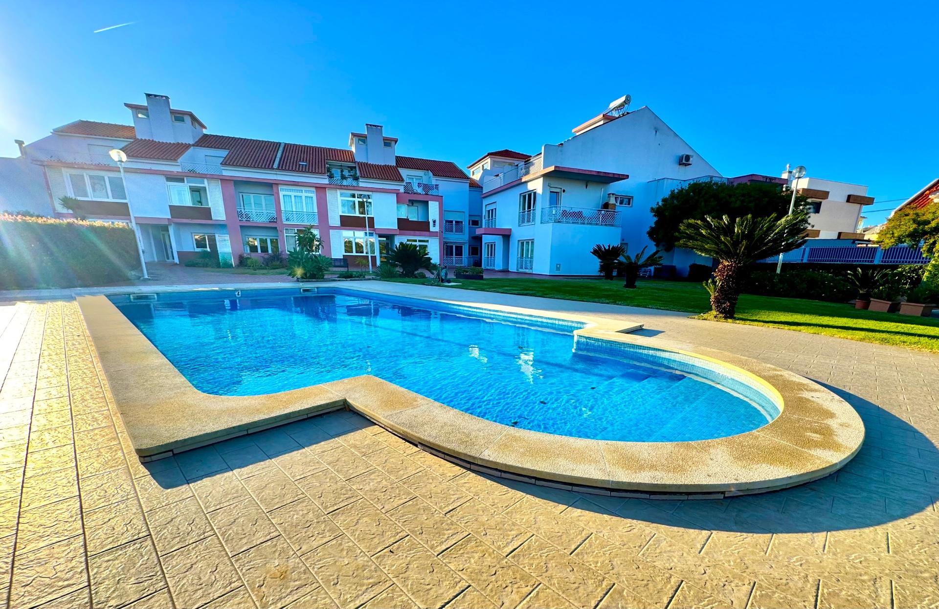 Nobre Duplex T4 em Condomínio de Referência em Cascais com Piscina, Amplos Jardins e Garagem Box, Próximo das Praias