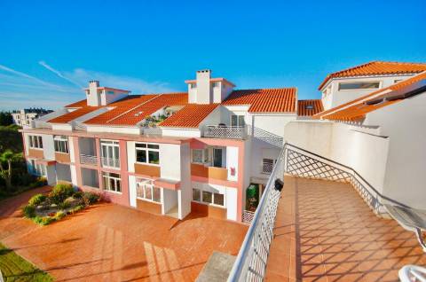 Nobre Duplex T4 em Condomínio de Referência em Cascais com Piscina, Amplos Jardins e Garagem Box, Próximo das Praias