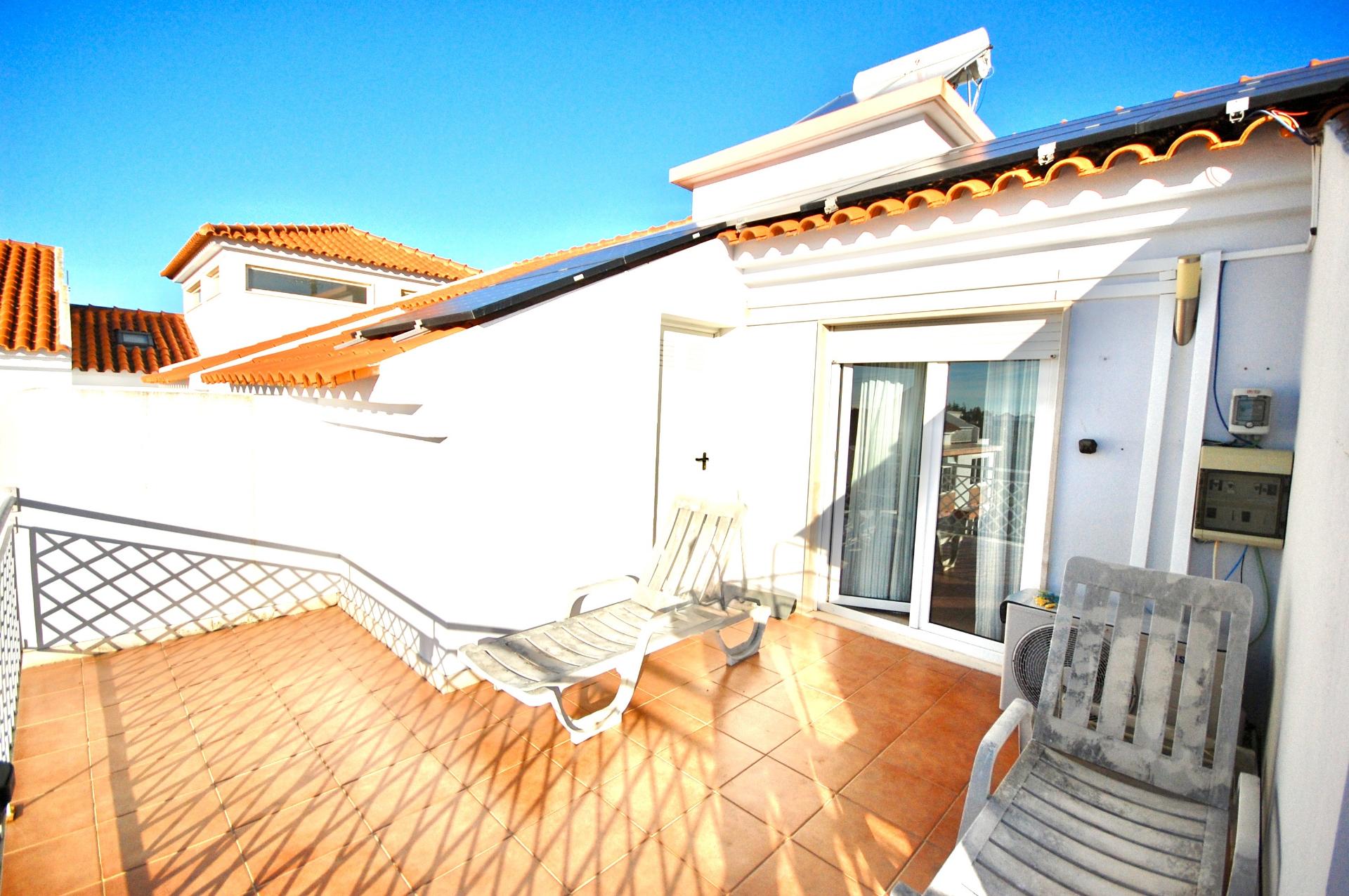 Nobre Duplex T4 em Condomínio de Referência em Cascais com Piscina, Amplos Jardins e Garagem Box, Próximo das Praias