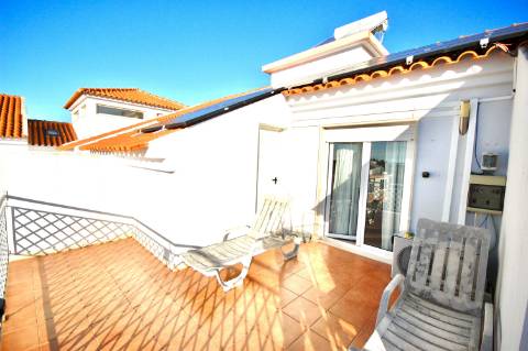 Nobre Duplex T4 em Condomínio de Referência em Cascais com Piscina, Amplos Jardins e Garagem Box, Próximo das Praias