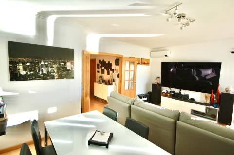 Nobre Duplex T4 em Condomínio de Referência em Cascais com Piscina, Amplos Jardins e Garagem Box, Próximo das Praias