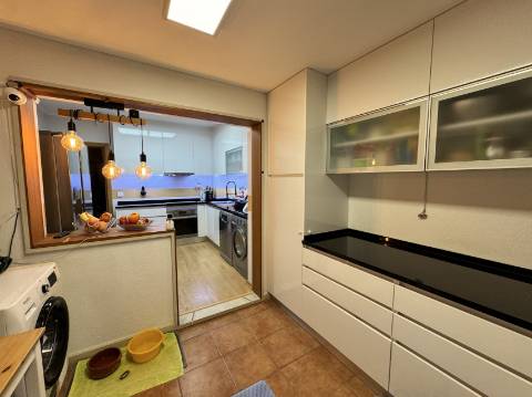 Nobre Duplex T4 em Condomínio de Referência em Cascais com Piscina, Amplos Jardins e Garagem Box, Próximo das Praias