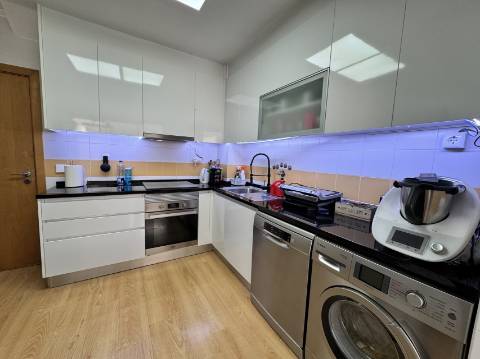 Nobre Duplex T4 em Condomínio de Referência em Cascais com Piscina, Amplos Jardins e Garagem Box, Próximo das Praias