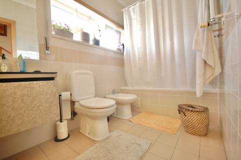 Nobre Duplex T4 em Condomínio de Referência em Cascais com Piscina, Amplos Jardins e Garagem Box, Próximo das Praias