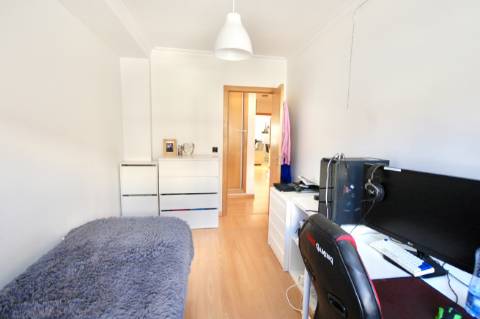 Nobre Duplex T4 em Condomínio de Referência em Cascais com Piscina, Amplos Jardins e Garagem Box, Próximo das Praias