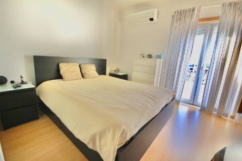 Nobre Duplex T4 em Condomínio de Referência em Cascais com Piscina, Amplos Jardins e Garagem Box, Próximo das Praias