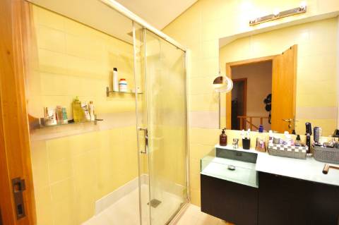 Nobre Duplex T4 em Condomínio de Referência em Cascais com Piscina, Amplos Jardins e Garagem Box, Próximo das Praias