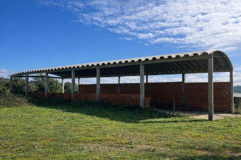 Propriedade Rural com 140 ha, Água Própria e Infraestruturas Operacionais
