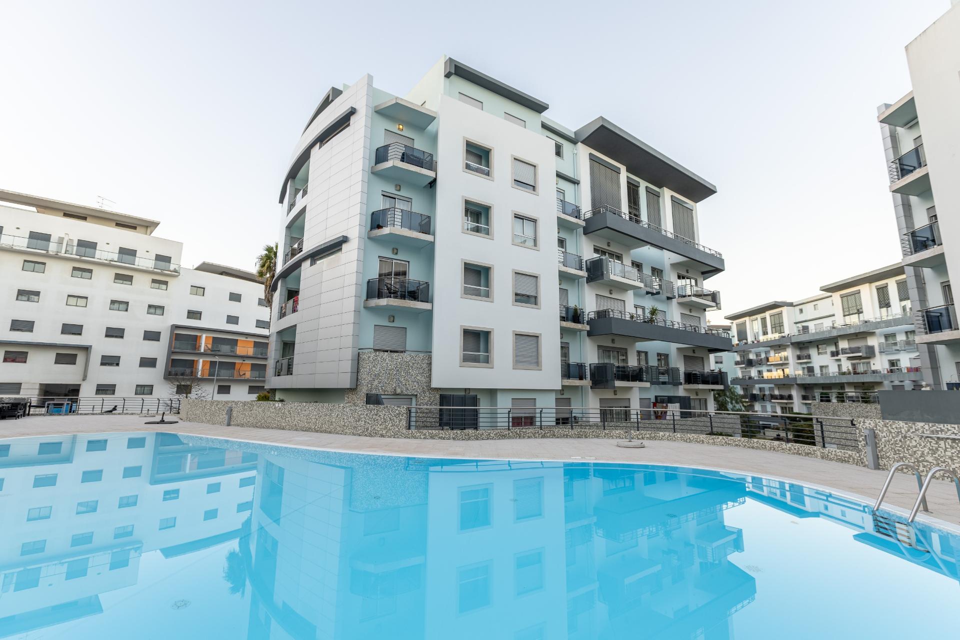 Exclusivo Duplex T4 com Piscina, Ginásio, Amplos Jardins, Parque Infantil e Garagem Fechada (Box) para 3 Viaturas Condomínio de Referência a 20 Minutos de Lisboa e a 15 Minutos das Praias da Costa da Caparica