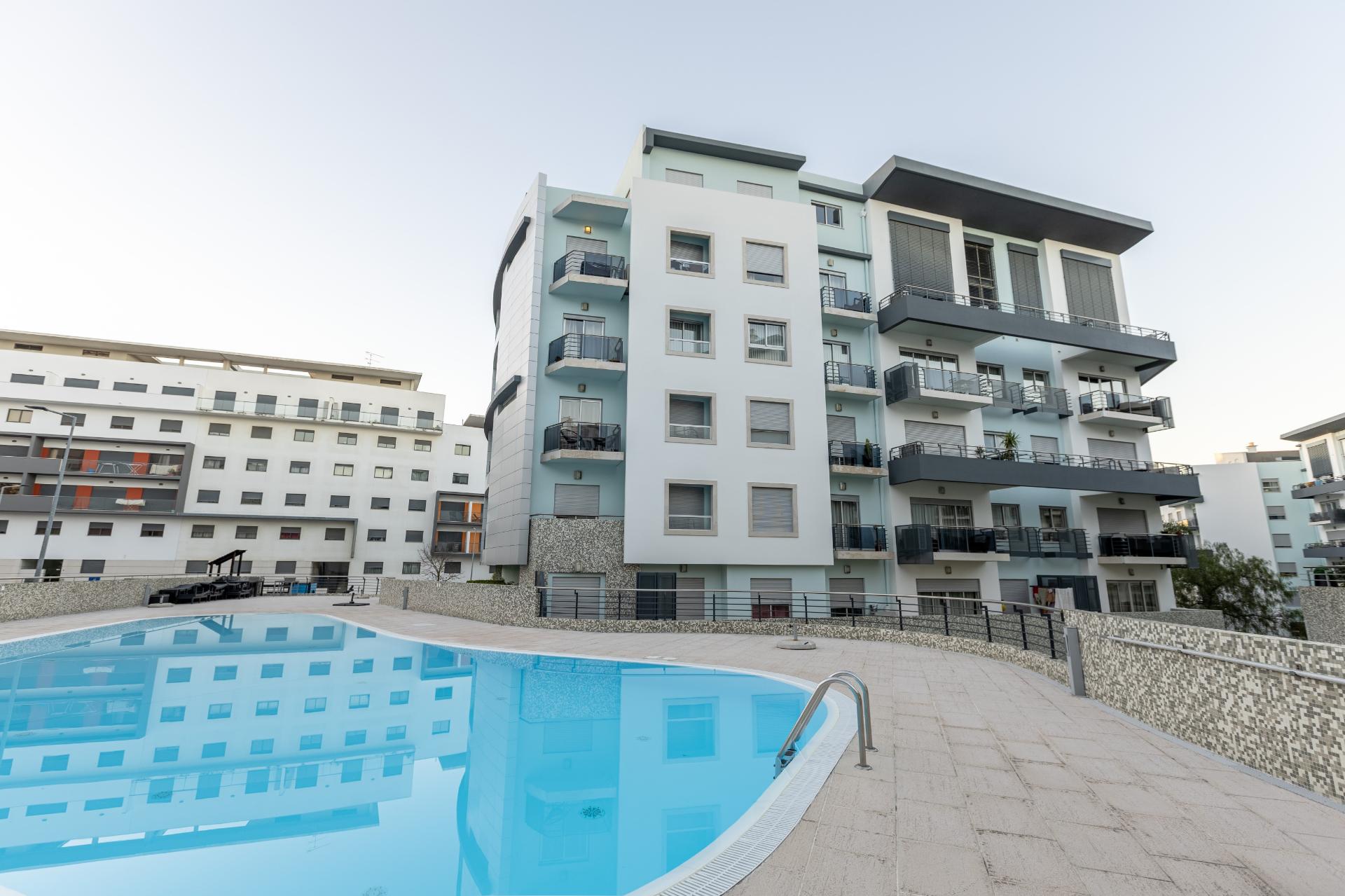 Exclusivo Duplex T4 com Piscina, Ginásio, Amplos Jardins, Parque Infantil e Garagem Fechada (Box) para 3 Viaturas Condomínio de Referência a 20 Minutos de Lisboa e a 15 Minutos das Praias da Costa da Caparica