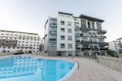 Exclusivo Duplex T4 com Piscina, Ginásio, Amplos Jardins, Parque Infantil e Garagem Fechada (Box) para 3 Viaturas Condomínio de Referência a 20 Minutos de Lisboa e a 15 Minutos das Praias da Costa da Caparica