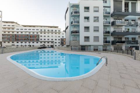 Exclusivo Duplex T4 com Piscina, Ginásio, Amplos Jardins, Parque Infantil e Garagem Fechada (Box) para 3 Viaturas Condomínio de Referência a 20 Minutos de Lisboa e a 15 Minutos das Praias da Costa da Caparica