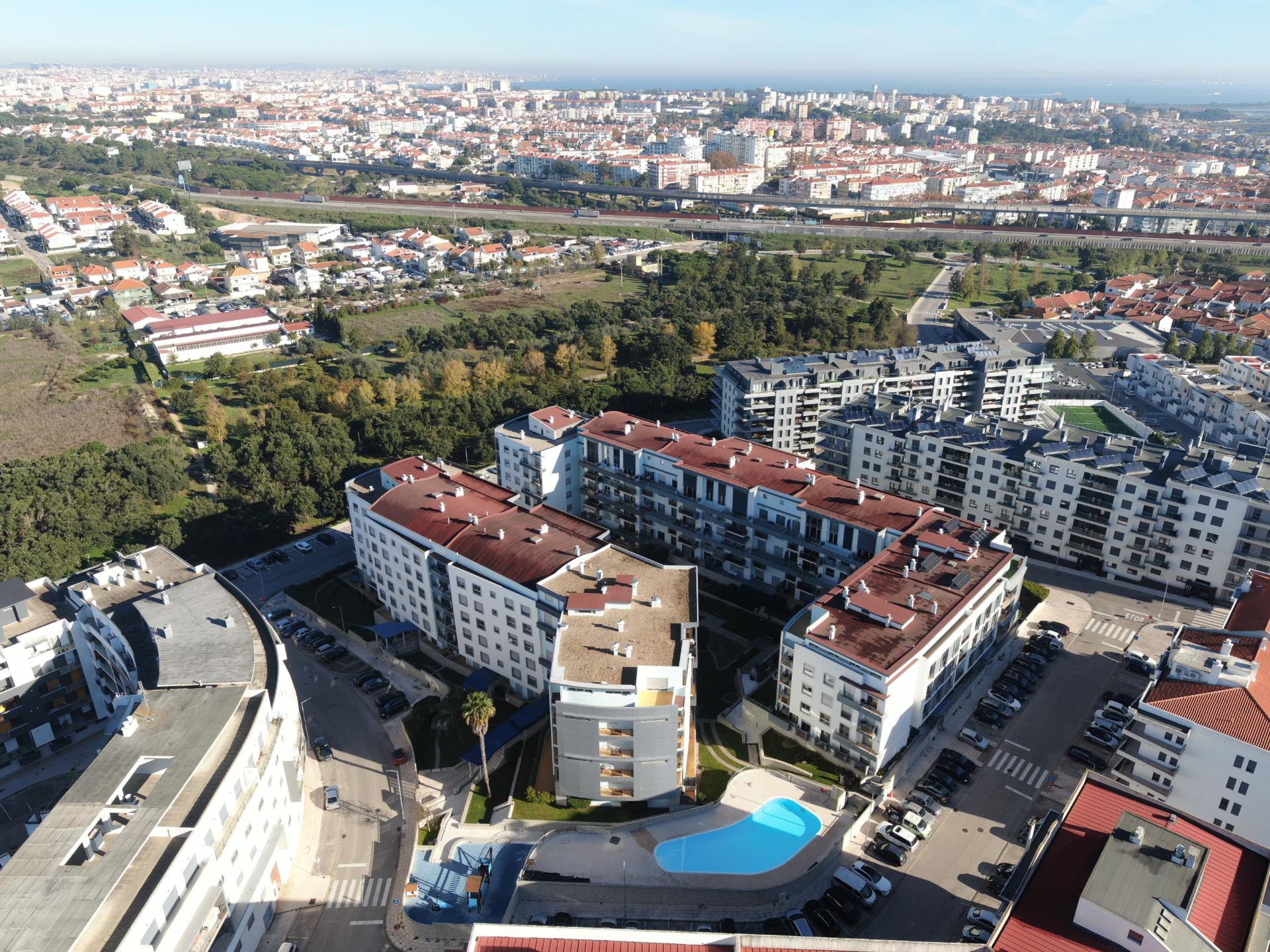 Exclusivo Duplex T4 com Piscina, Ginásio, Amplos Jardins, Parque Infantil e Garagem Fechada (Box) para 3 Viaturas Condomínio de Referência a 20 Minutos de Lisboa e a 15 Minutos das Praias da Costa da Caparica
