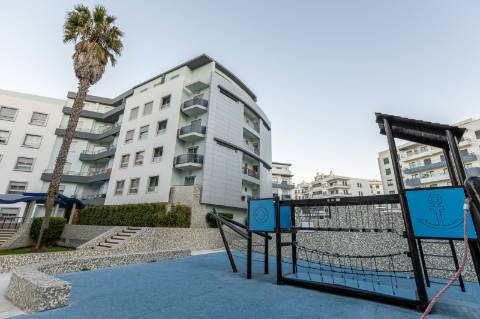 Exclusivo Duplex T4 com Piscina, Ginásio, Amplos Jardins, Parque Infantil e Garagem Fechada (Box) para 3 Viaturas Condomínio de Referência a 20 Minutos de Lisboa e a 15 Minutos das Praias da Costa da Caparica